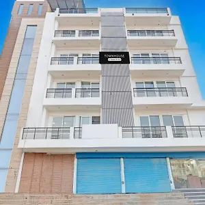 Hotel Super Townhouse Sector 62 Near World